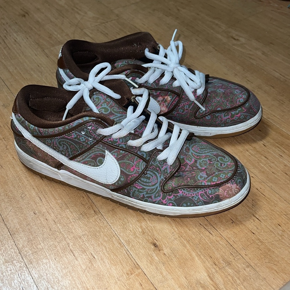 Nike Paisley Sneakers with White and Brown Highlights - Picture 3 of 3